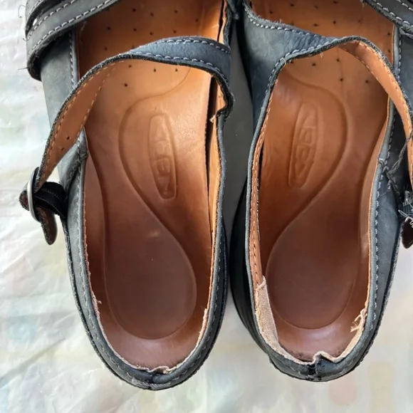 Keen Presidio Cross Strap leather slip on Sandals navy blue. SZ 9 Worn 2X - Picture 9 of 11